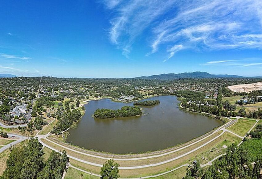 Wide shot of Lillydale Lake. Shot February 2023