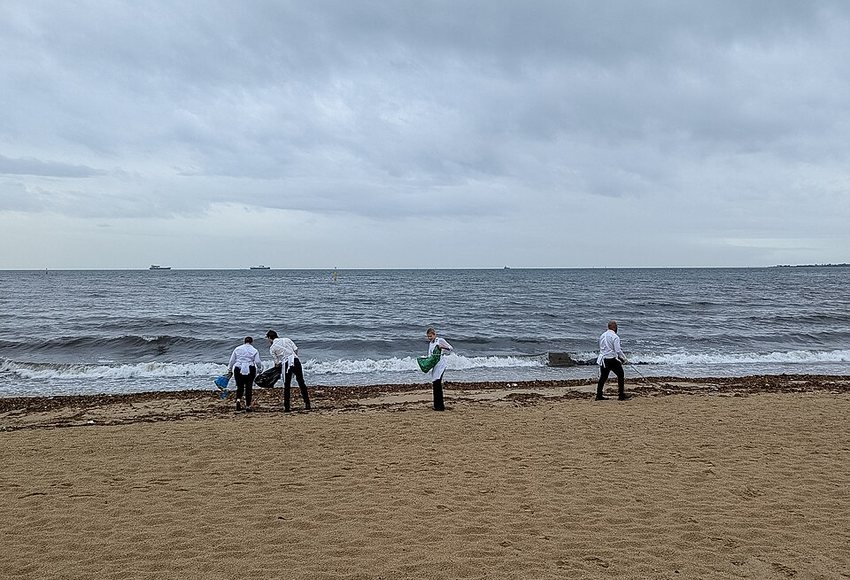 Wide sandy foreshore and bay at St Kilda Beach