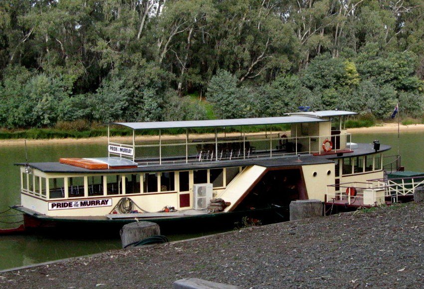 Historic paddle steamer moored at Echuca